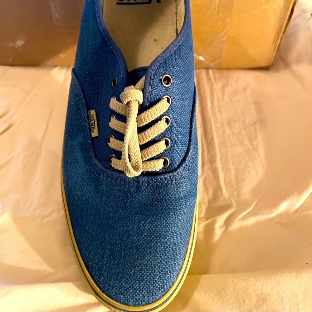 Tennis shoes